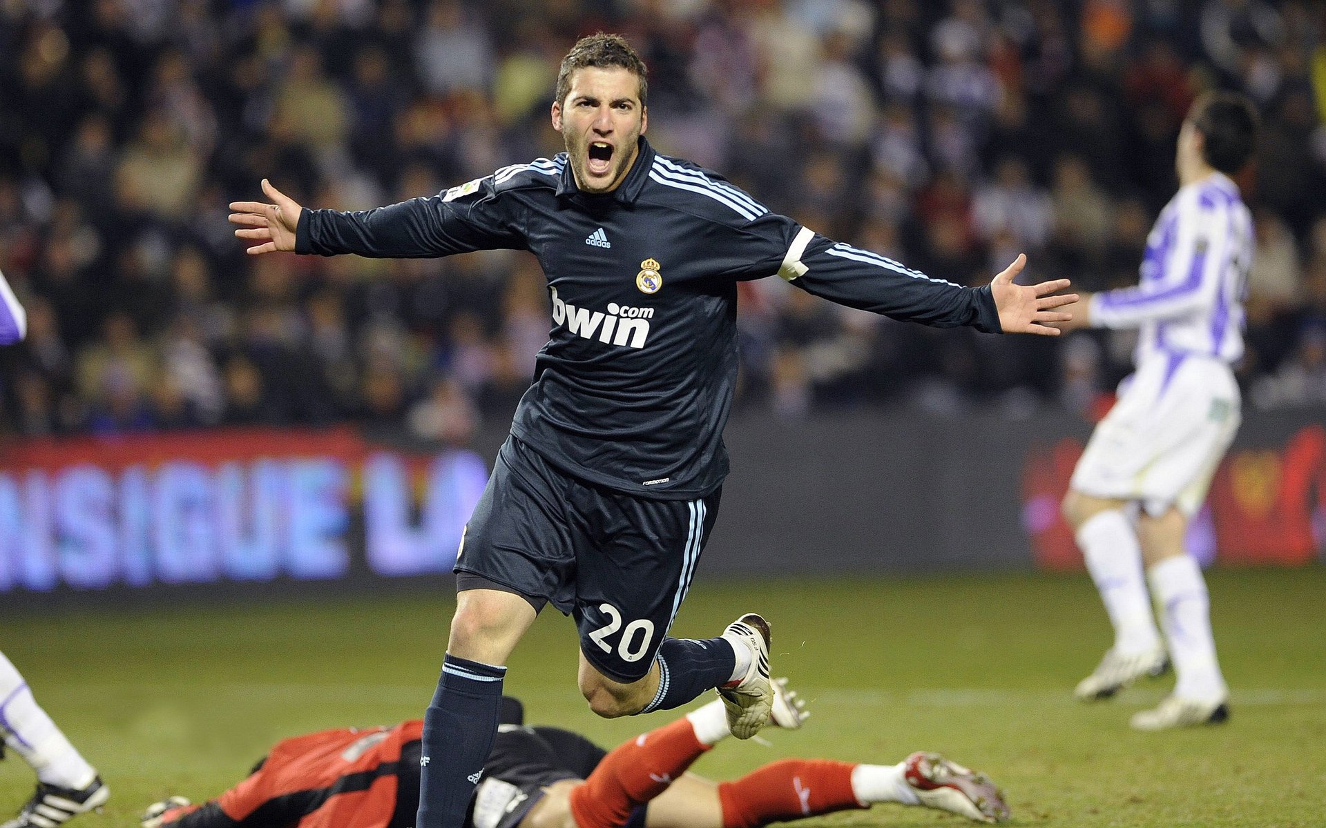 球场“铁血防线”：那些最难攻破的后防组合，铁血防守